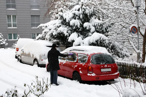 Retire la nieve del coche — Foto de Stock