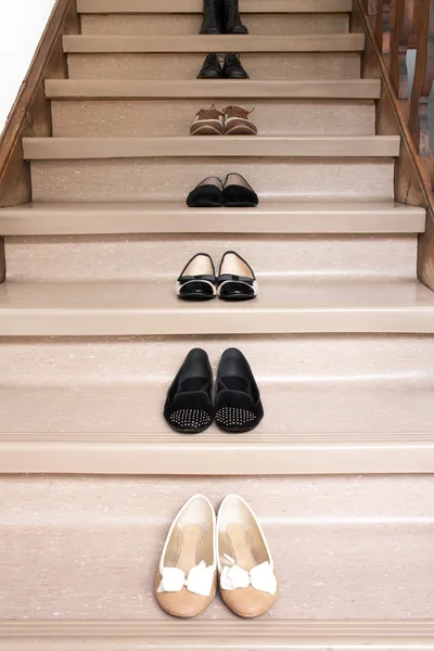 Πολλά ζευγάρια παπούτσια στις σκάλες - εθισμός μιας γυναίκας — Φωτογραφία Αρχείου