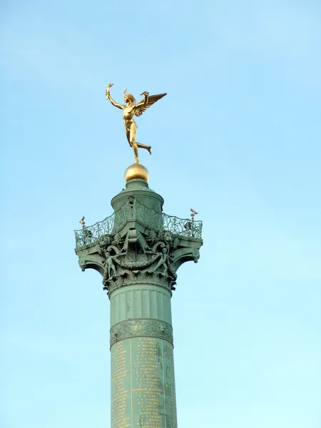 Июльская колонна в Париже, Франция — стоковое фото