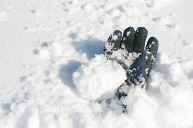 Çığ sonra karda gömülü eldiven