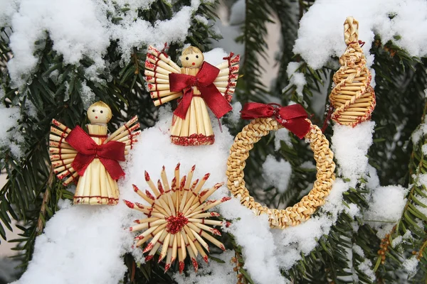 Decoraciones de Navidad en el árbol — Foto de Stock