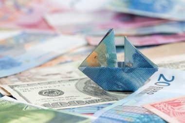 Teknede dünya para birimleri olarak katlanmış İsviçre Frangı