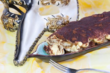bir karnaval maskesi yanı sıra İtalyan tiramisu pasta