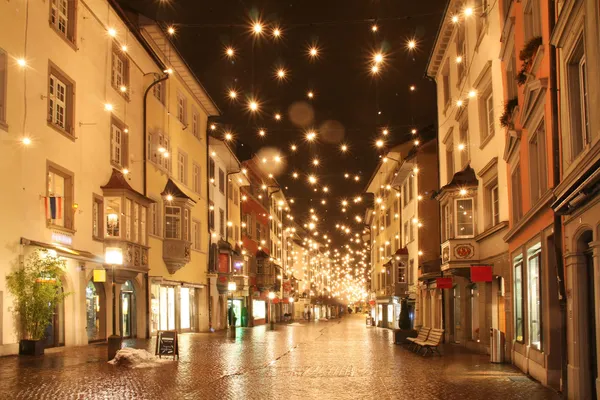 在古老的欧洲小镇在圣诞夜街 图库图片
