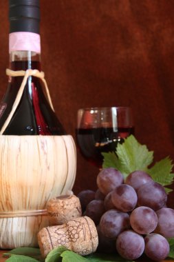 botella de vino Chianti con uva y corchos