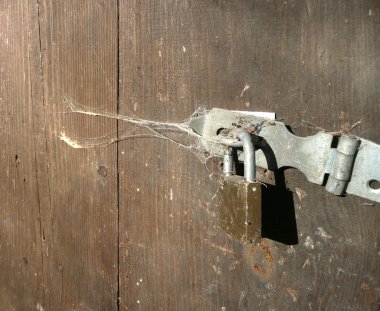 örümcek ağları ile kaplı kapı kilidi
