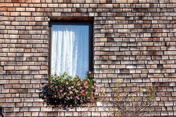 Fenster mit Schindelwand — Stockfoto