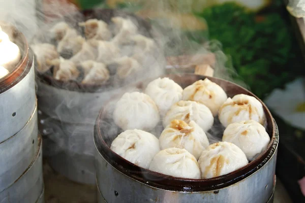 Kinesisk mat specialitet - ångad dumpling — Stockfoto