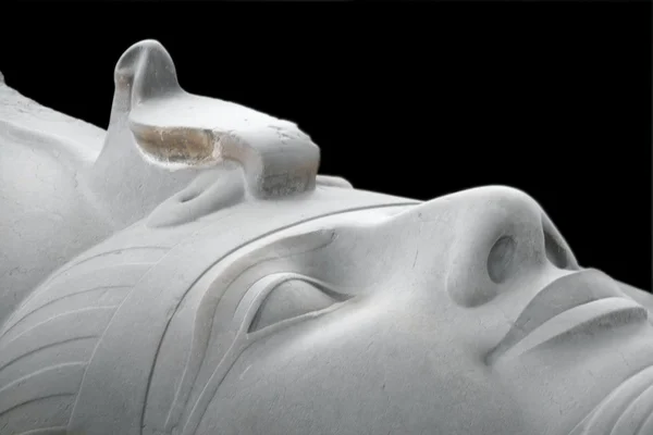 Hoofd van graniet standbeeld van de Koning Ramses ii — Stockfoto