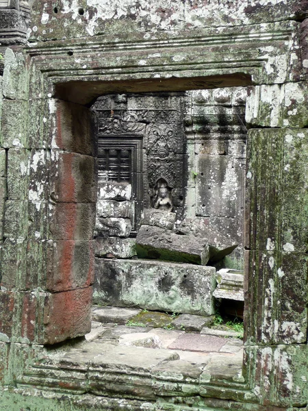 Ruins wall seen through ruins window frame — Stock Photo, Image