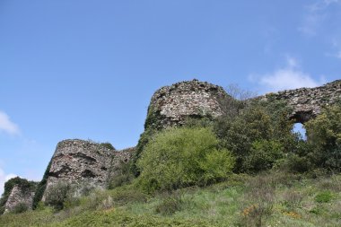 Karadeniz'e boğaz Boğaz üzerinde Yoros kalesi kalıntıları