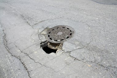 Caddenin ortasında büyük bir delik.