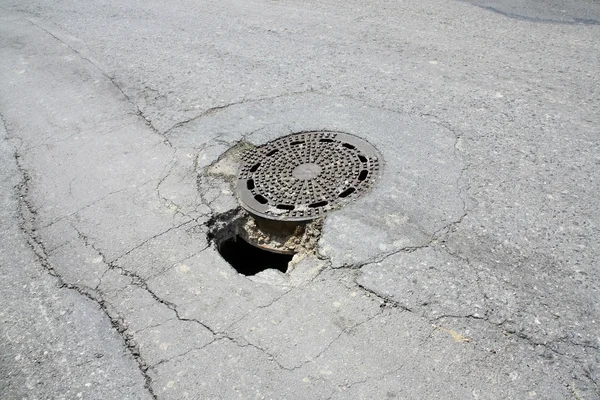 Ein großes Loch mitten auf der Straße — Stockfoto