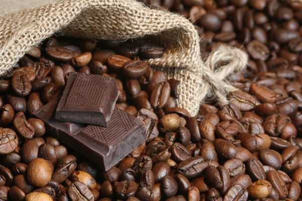 Темный шоколад среди кофейных зерен — стоковое фото