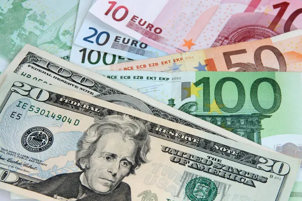 Oss dollar kontra euro Royaltyfria Stockfoton