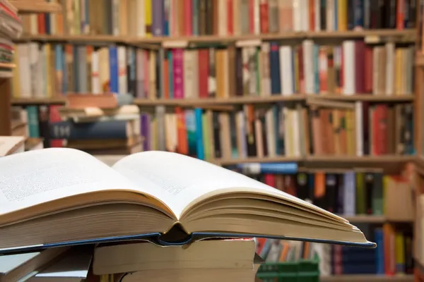 Open book in the library — Stock Photo, Image