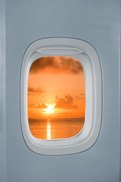 Ventana del avión con escena del amanecer —  Fotos de Stock