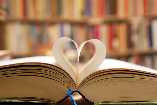 Strona książki w kształcie serca — Zdjęcie stockowe
