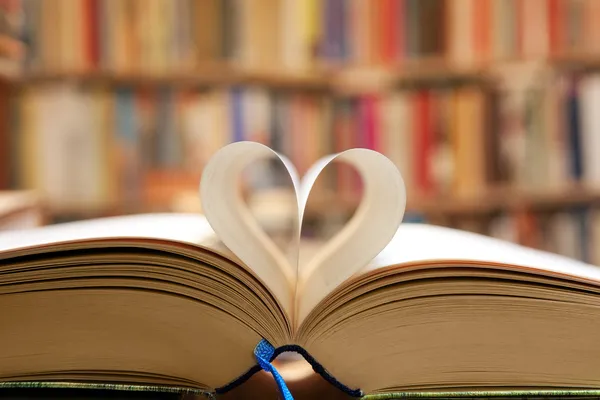 Halaman buku dalam bentuk hati — Stok Gambar Halaman buku dalam bentuk hati Stok Gambar
