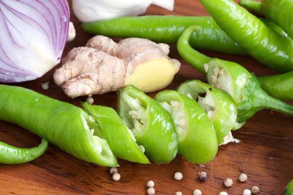 Färsk grön chili på kök skärbräda — Stockfoto
