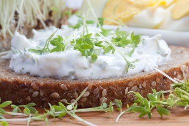 Tere kepekli ekmek üzerinde