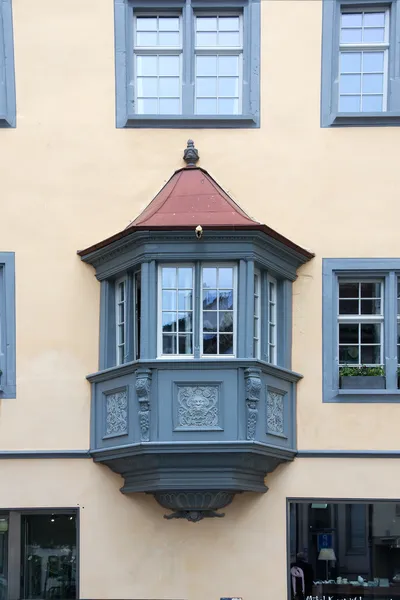 오래 된 유럽 도시에 내어쓰기 창 — 스톡 사진