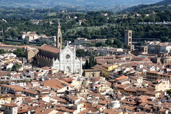 Flygfoto över Florens med den Basilica di Santa Croce (basilikan det Heliga Korset) i mitten, Italien. — Stockfoto