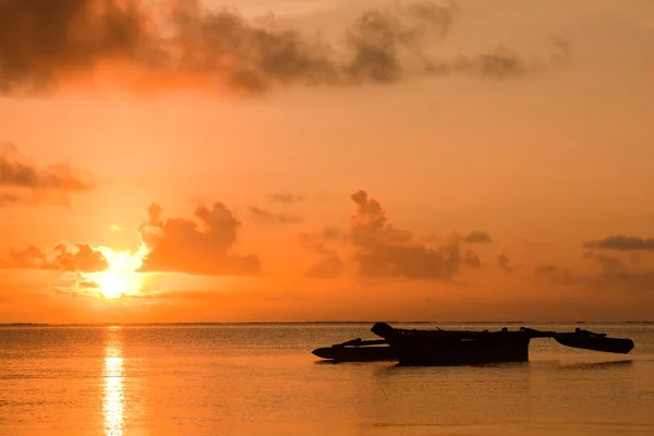 Nascer do sol com um barco africano — Fotografia de Stock