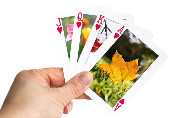 Main tenant une carte à jouer montrant la feuille d'automne — Photo