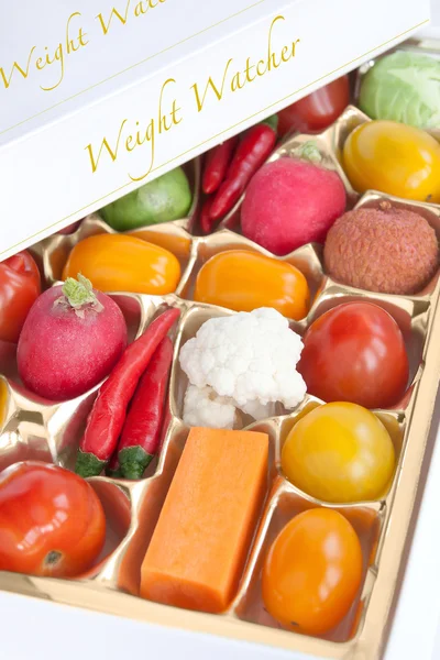 Caja de chocolate con contenido de frutas y verduras - concepto de dieta — Foto de Stock