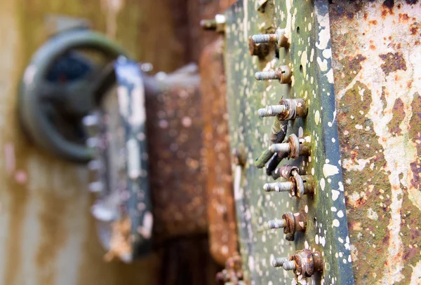 Details über eine rostige Maschine in einer verlassenen Fabrik — Stockfoto