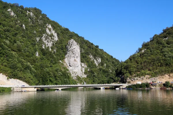 Scultura della testa di Decebal sul Danubio blu in Romania — Foto Stock