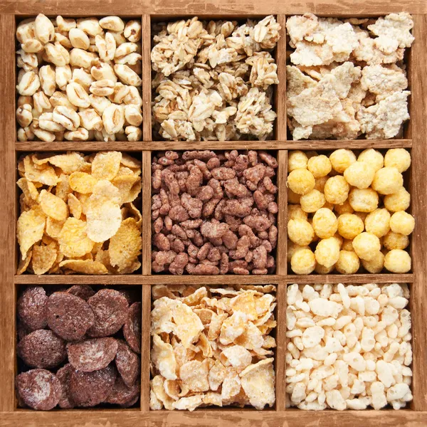 Cereali assortiti in scatola di legno — Foto Stock