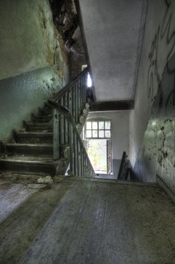 Terk edilmiş bir evde (Hdr merdiven)