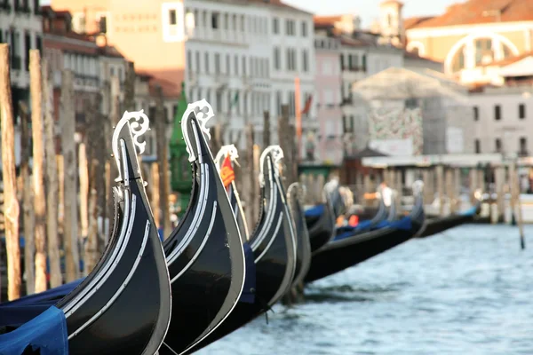 Venetian gondola with Venice city in the blurry background — Stock Photo, Image