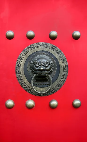 Porte traditionnelle chinoise avec bouton lion en laiton — Photo