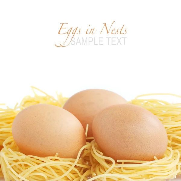 Яйца в гнезде лапши — стоковое фото