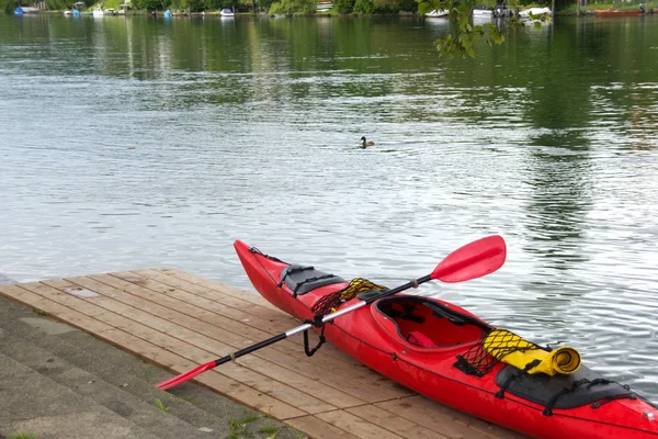 Una canoa roja a orillas del río — Foto de Stock