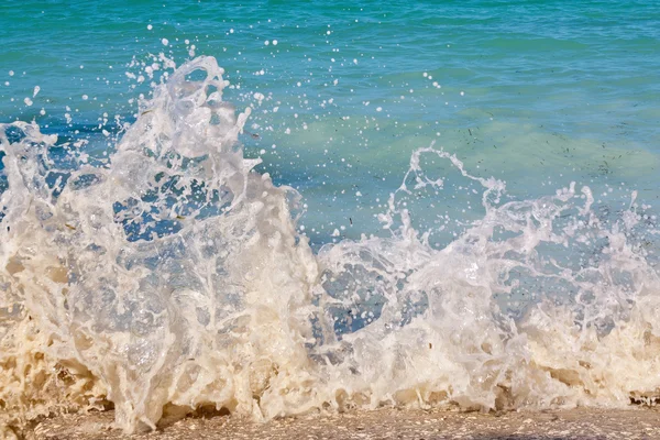 Splash de vague de mer sur la côte — Photo