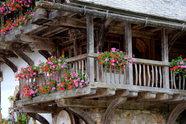 Details eines traditionellen Bauernhauses in alpinen Regionen — Stockfoto