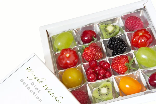 Boîte de chocolat avec contenu de fruits frais — Photo