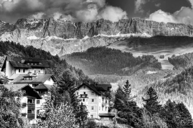 Sella grubu St. Ulrich, Dolomites Alps, İtalya 'dan izlendi