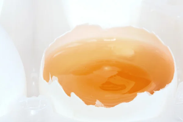 Makro szemcsésedik-ból egy nyitott tojás — Stock Fotó