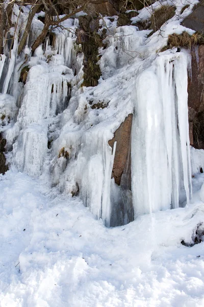 Παγοκρύσταλλος κρέμεται από ένα βράχο σε ένα χειμώνα κόβω — Φωτογραφία Αρχείου