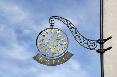 Klasik otel işareti mavi gökyüzü