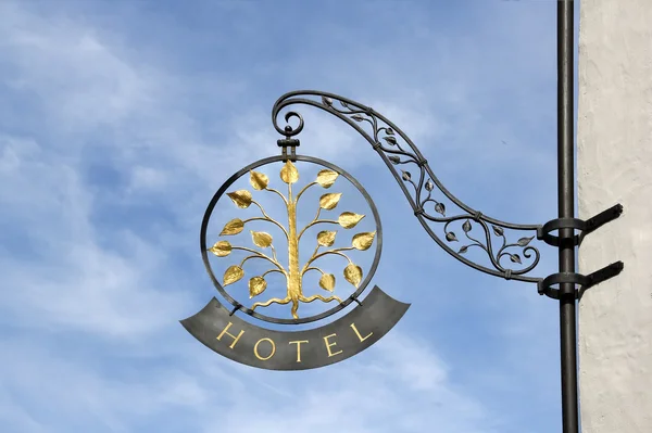 Classico hotel segno contro il cielo blu — Foto Stock