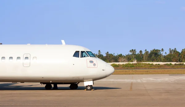 Flygplan på flygplatsens start- och landningsbana väntar på start — Stockfoto