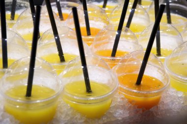 saman ile taze meyve suyu bir bardak