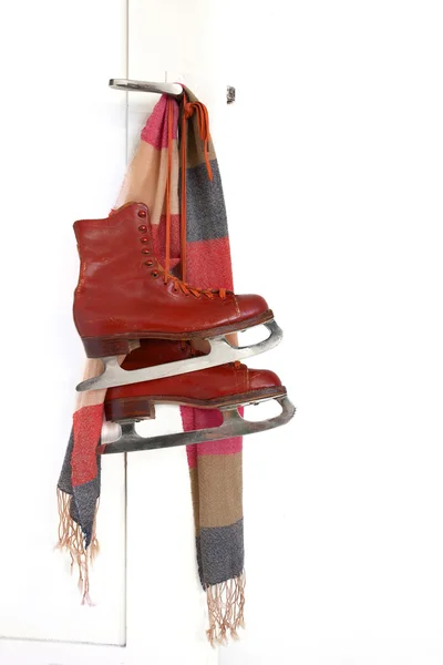 Patines de señora y bufanda de colores colgando en la puerta — Foto de Stock
