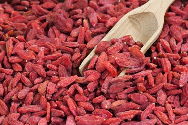 Goji berry ahşap kepçe ile